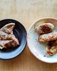 Meltique Beef Slices w/ garlic & salt (left) - super chewy. Black pork w/ garlic & pepper (right) - super salty.